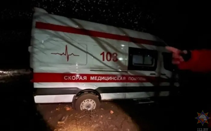 В Гомельском районе спасатели отбуксировали автомобиль скорой медицинской помощи